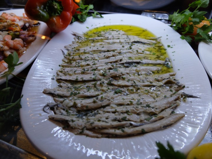 La Charca Taberna - Boquerones en vinagre en el mostrador de la barra