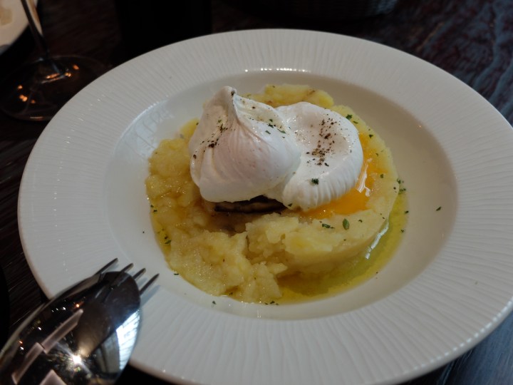 La Charca Taberna - Patatas con foie, trufa y huevo escalfado