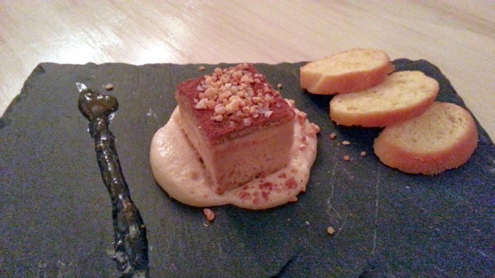 GastroCroquetería de Chema - Turrón de foie con espuma de almendra frita