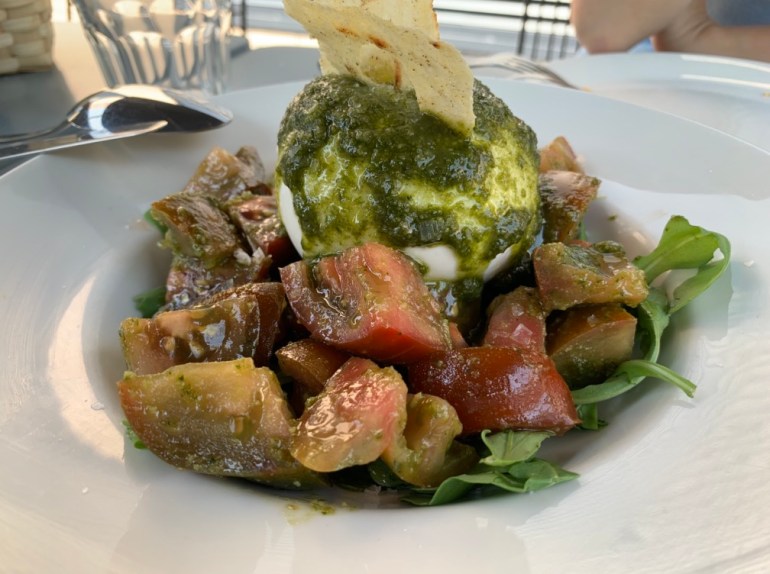 La Cuadrilla Montecarmelo - Ensalada de tomate, burrata, rucula y pesto