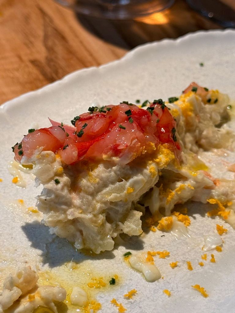 Detalle de ensaladilla rusa con carabineros cremosa