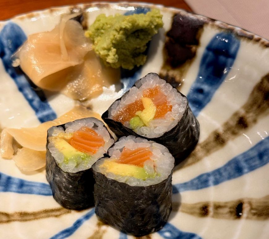 Makis de salmón en 99 Sushi Bar Madrid