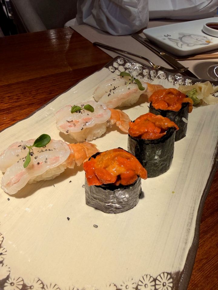 Nigiri de cigala y gunkan de erizo en 99 Sushi Bar Madrid