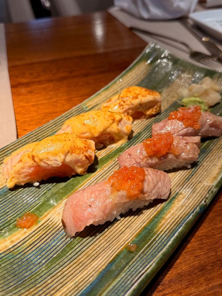 Nigiri de salmón flambeado y ventresca en 99 Sushi Bar