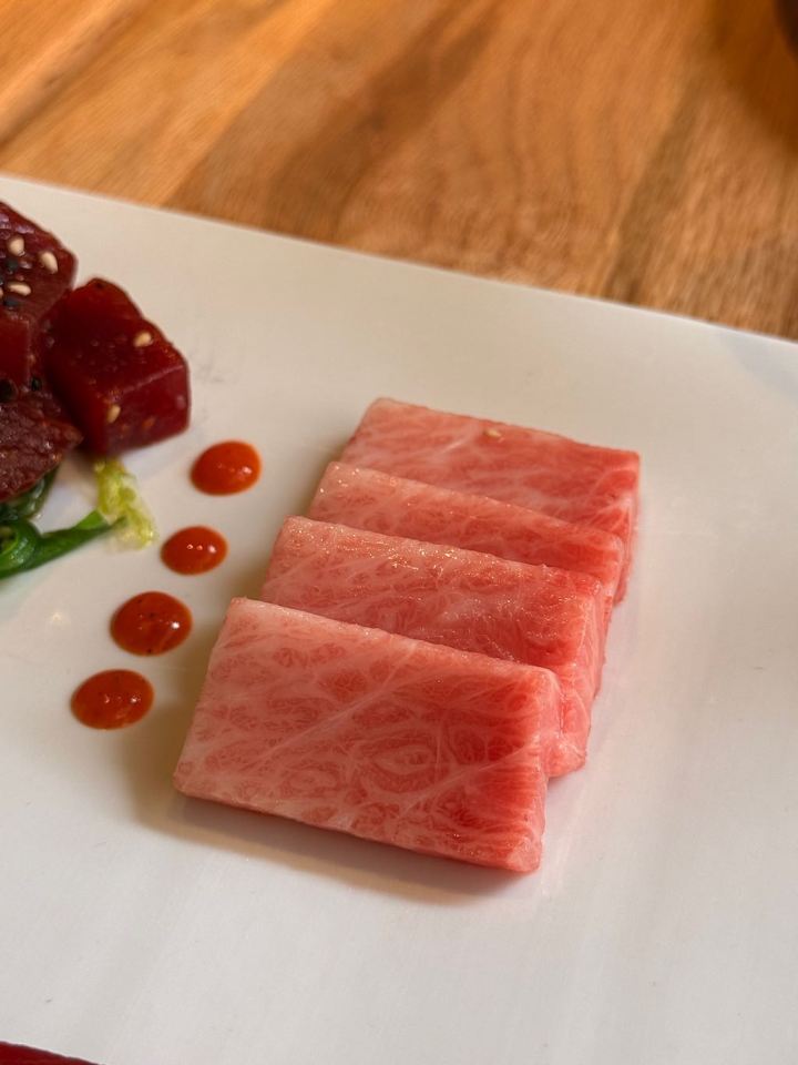 Ventresca de atún en surtido de crudos en El Campero