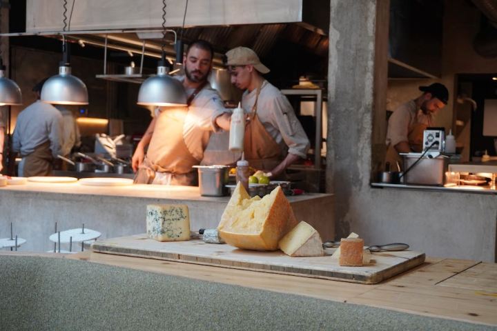 Cocina vista y selección de quesos en TRAMO Madrid