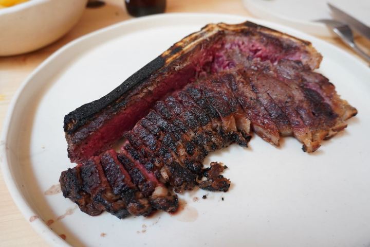 Chuleta de vaca gallega a la brasa en TRAMO Madrid