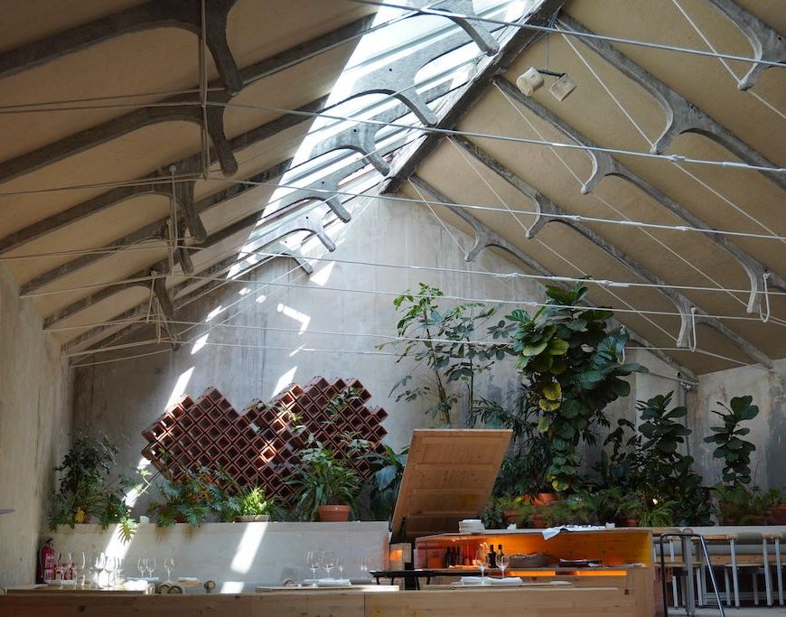 Sala interior de TRAMO Madrid con luz natural y diseño moderno