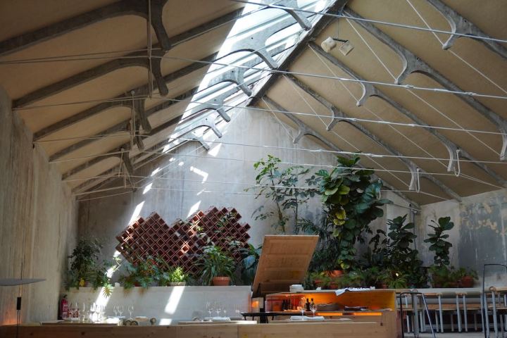 Sala interior de TRAMO Madrid con luz natural y diseño moderno